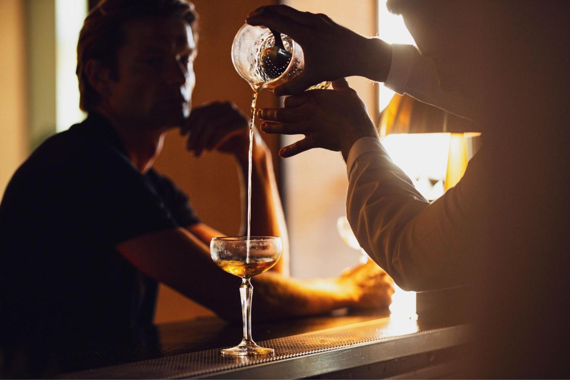 Domes Lake Algarve, Autograph Collection Vilamoura Exterior foto A bartender preparing a cocktail