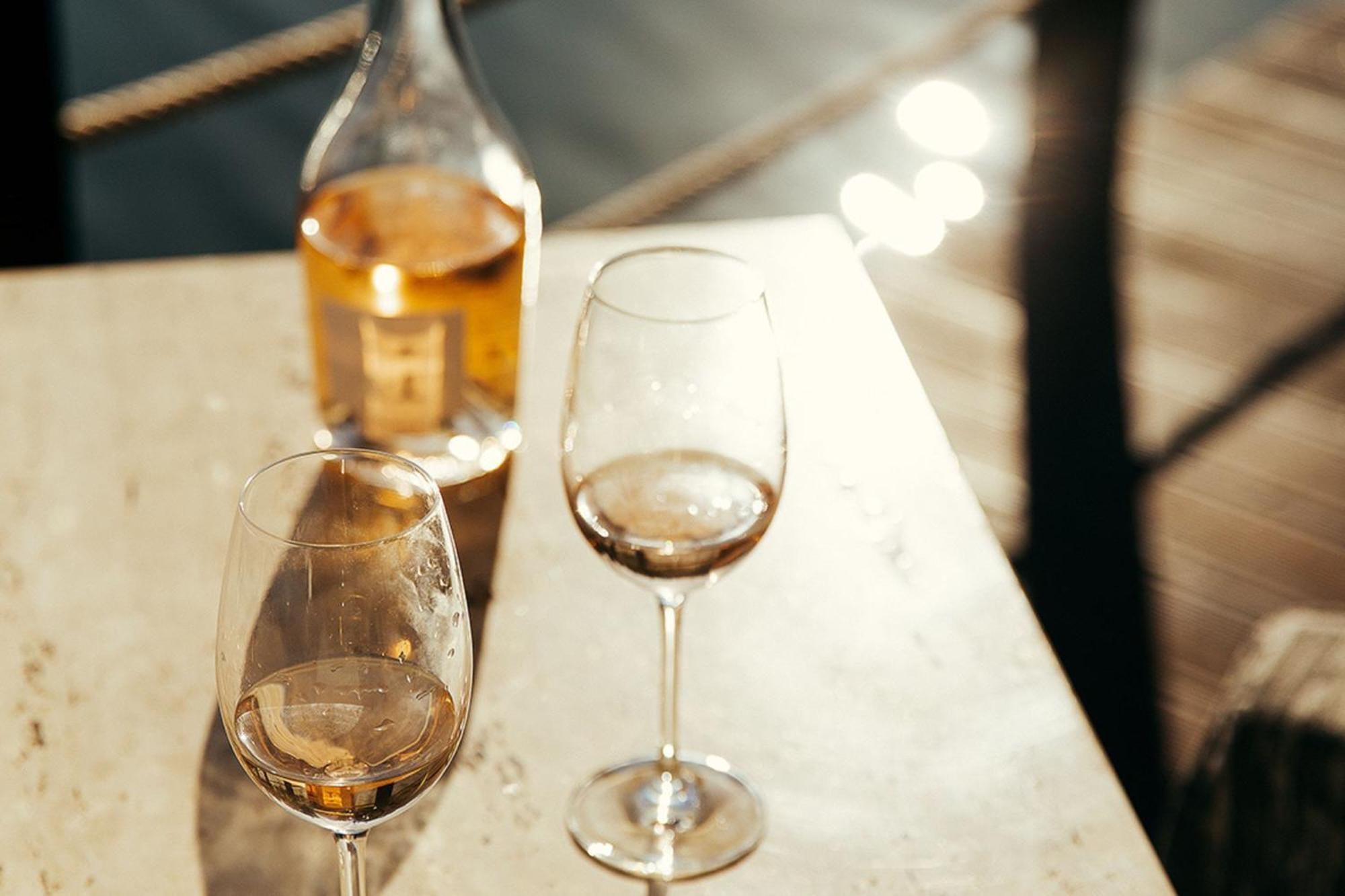 Domes Lake Algarve, Autograph Collection Vilamoura Exterior foto A glass of orange wine