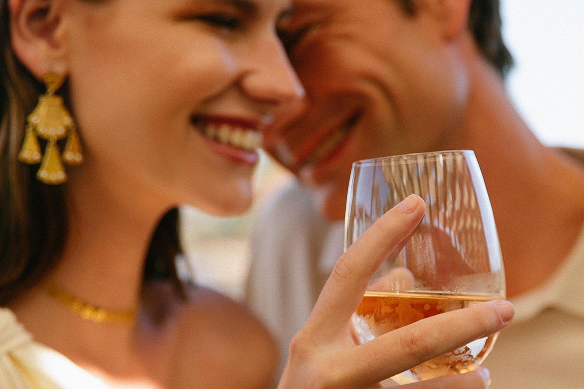 Domes Lake Algarve, Autograph Collection Vilamoura Exterior foto A couple drinking wine