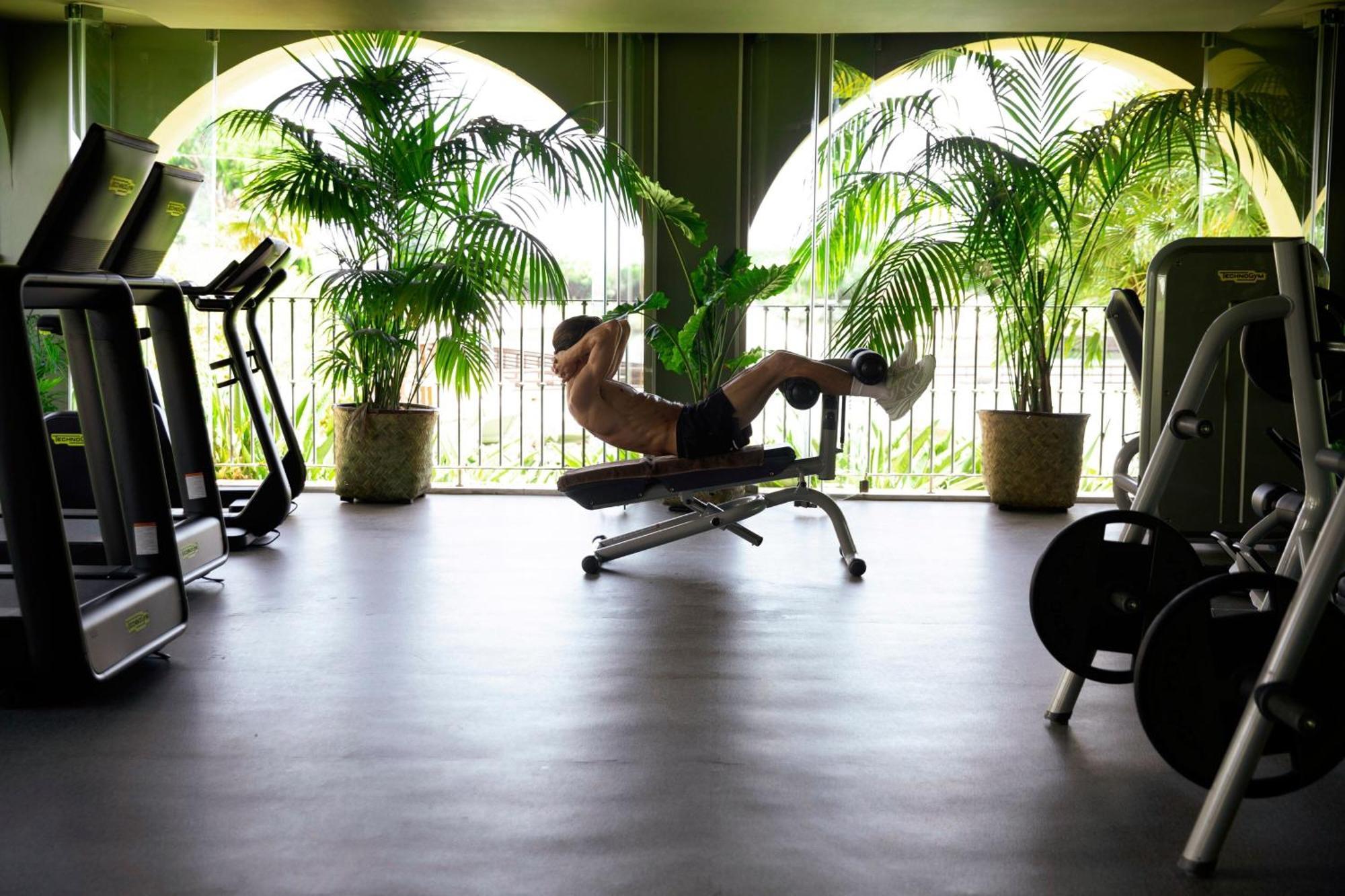 Domes Lake Algarve, Autograph Collection Vilamoura Exterior foto A man doing sit-ups on a sit-up bench
