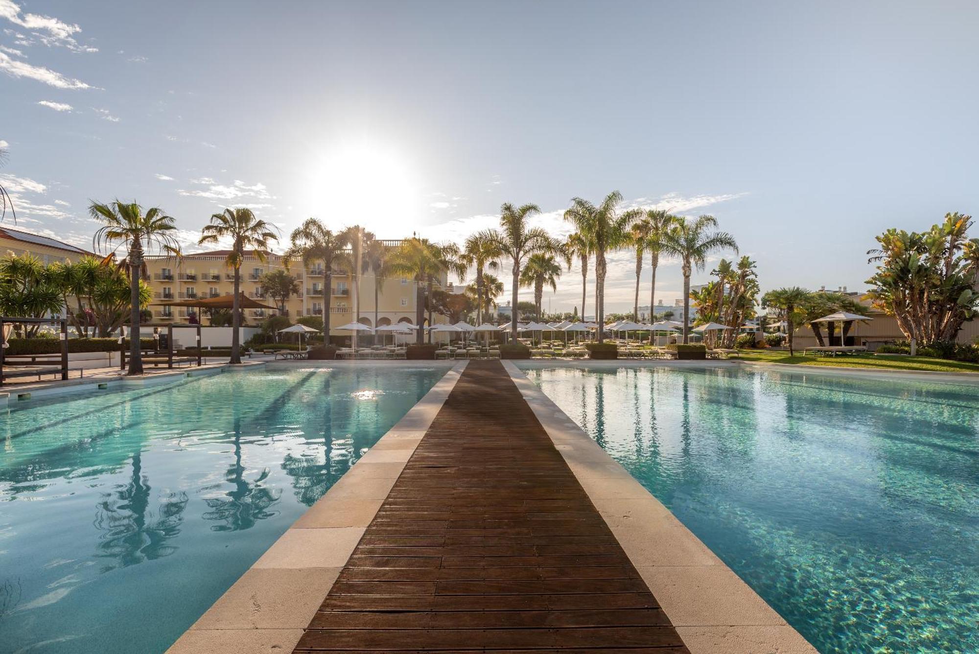 Domes Lake Algarve, Autograph Collection Vilamoura Exterior foto The swimming pool at the resort