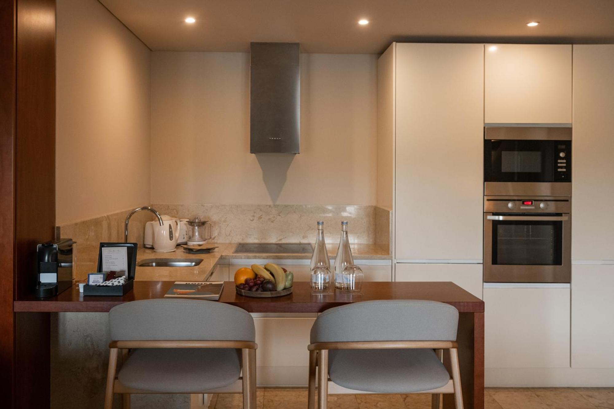 Domes Lake Algarve, Autograph Collection Vilamoura Exterior foto A kitchen in a serviced apartment