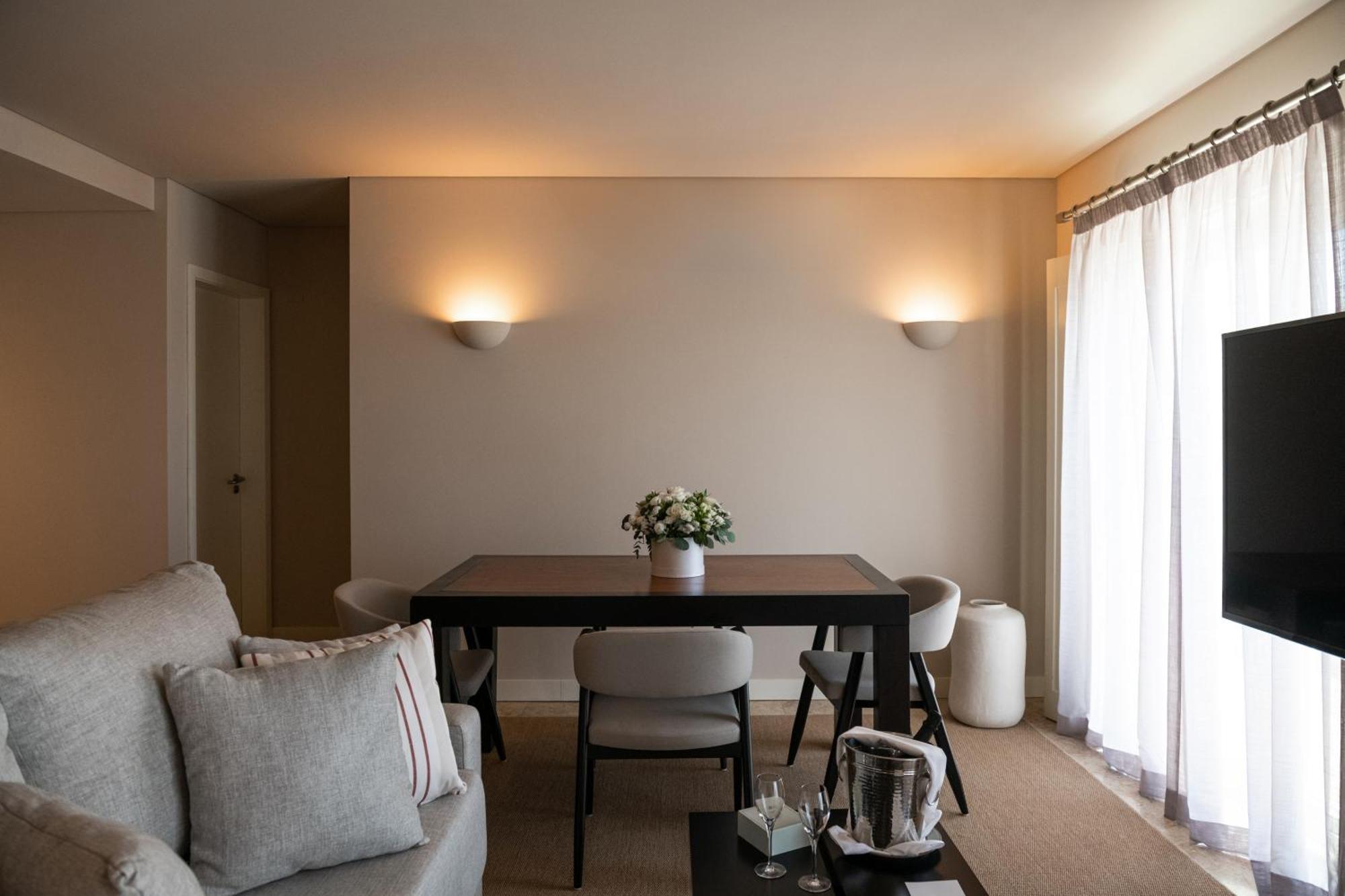 Domes Lake Algarve, Autograph Collection Vilamoura Exterior foto A living room with indirect lighting